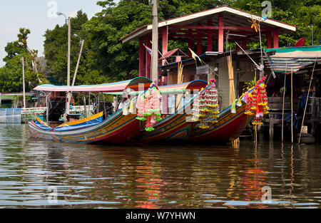 Long tail Boote angedockt auf der Khlong Bangkok Yai (Kanal), Bangkok, Thailand, September 2014. Stockfoto
