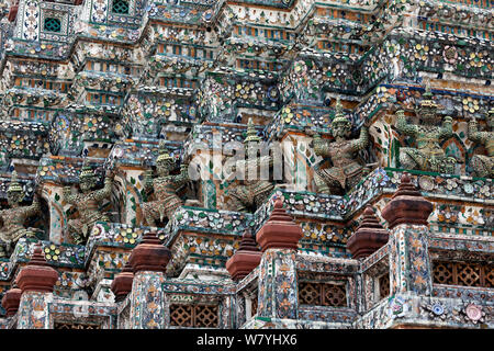 Statuen auf den Wänden der Wat Arun, Bangkok, Thailand, September 2014. Stockfoto