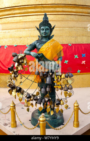 Statue von Buddha mit gelben Schärpe in Wat Benchamabophit Dusitwanaram Ratchaworawiharn, Bangkok. Thailand, September 2014. Stockfoto