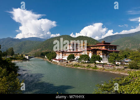 Punakha Dzong, am Zusammenfluss von Mo Chhu und Pho Chhu Flusses gebaut. Bhutan, Oktober 2014. Stockfoto