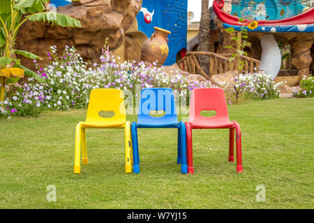Hurghada, Ägypten bis zum 15. April 2019: Bunte Stühle: gelb Stuhl, Stuhl und roten Stuhl, Hurghada, Ägypten Stockfoto