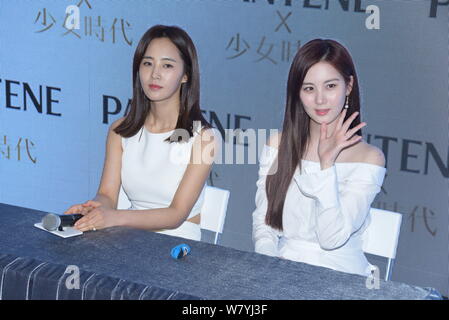 Sängerinnen und Schauspielerinnen Seo Ju-hyun (Seohyun), rechts, und Kwon Yu-ri (JURI) der Koreanischen Mädchen Gruppe Girls' Generation eine Werbeveranstaltung für teilnehmen Stockfoto