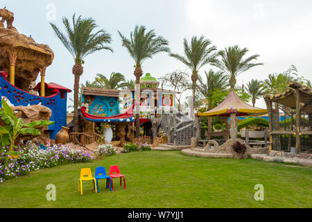 Hurghada, Ägypten bis zum 15. April 2019: Die Kinder Garten mit Stühlen und Schloss im Hotel Seagull Beach Resort Stockfoto