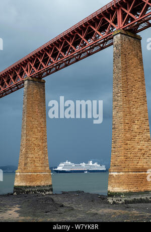 Der Holland America Nieuw Statendam Kreuzfahrtschiff liegt in der Firth-of-Forth in South Queensferry mit den ikonischen Forth Rail Bridge im Vordergrund. Stockfoto