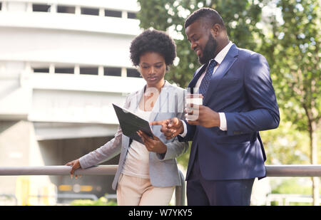 Paar african american Business Partner arbeiten im Stehen im Freien Stockfoto