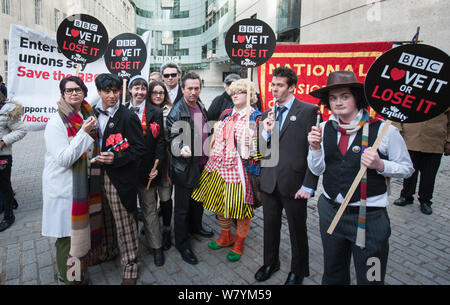 Broadcasting House, Langham Place, London, UK. 23. November 2015. Doctor Who Fans, von denen einige sich als Charaktere aus der Serie, Protest gekleidet Stockfoto