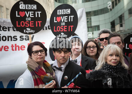 Broadcasting House, Langham Place, London, UK. 23. November 2015. Doctor Who Fans, von denen einige sich als Charaktere aus der Serie, Protest gekleidet Stockfoto