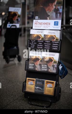 München, Deutschland. 26 Apr, 2019. Mitglieder der religiösen Gemeinschaft 'Zeugen Jehovas' stand am Münchner Hauptbahnhof und verteilen das Magazin 'Wachturm'. Credit: Sina Schuldt/dpa/Alamy leben Nachrichten Stockfoto