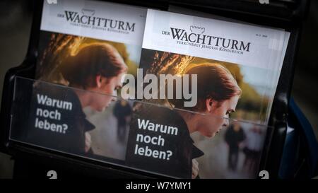 München, Deutschland. 26 Apr, 2019. Mitglieder der religiösen Gemeinschaft 'Zeugen Jehovas' stand am Münchner Hauptbahnhof und verteilen das Magazin 'Wachturm'. Credit: Sina Schuldt/dpa/Alamy leben Nachrichten Stockfoto