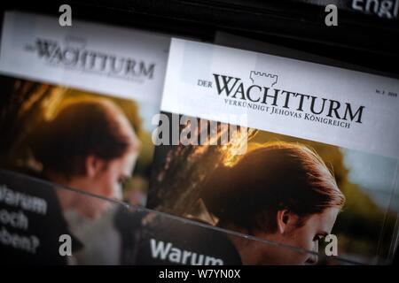 München, Deutschland. 26 Apr, 2019. Mitglieder der religiösen Gemeinschaft 'Zeugen Jehovas' stand am Münchner Hauptbahnhof und verteilen das Magazin 'Wachturm'. Credit: Sina Schuldt/dpa/Alamy leben Nachrichten Stockfoto