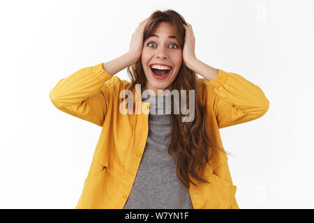 Mädchen können nicht glauben gewonnen Preis lotterie Geld Kopf schnappen nach Luft schnappend beeindruckt lächelnd grinsend toothy stare Kamera aufgeregt schockiert reagieren sprachlos amazi Stockfoto