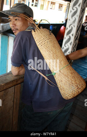 Dayak, Mann mit Korb Tasche, von zu Hause aus für Bau von Staudämmen vertrieben, Sabah, Malaysia Borneo. Juli 2010. Stockfoto