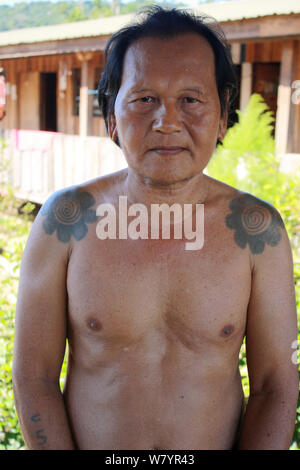 Dayak Mann von zu Hause für den Bau von Staudämmen, Sabah hinausgeworfen, Malaysian Borneo. Juli 2010. Stockfoto