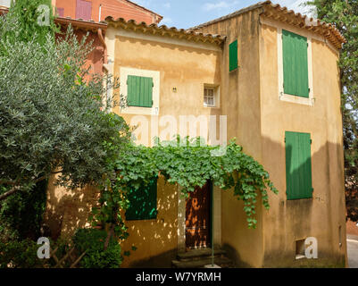 Ockerfarbenen Gebäuden in Roussillon, Frankreich Stockfoto