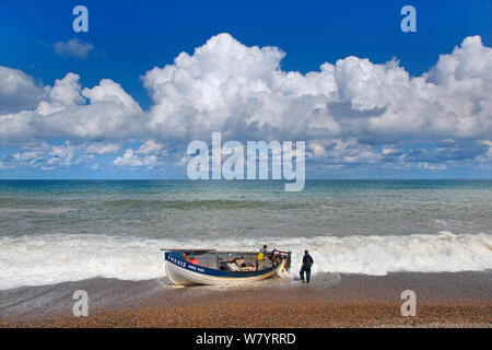 Kleine Krabbe Boot, Weybourne Strand, Norfolk, England, UK. August 2014. Stockfoto