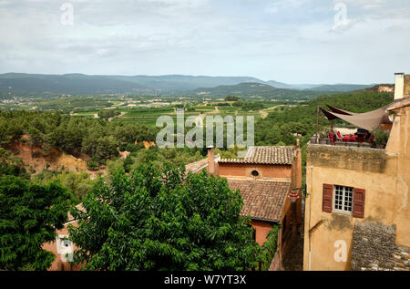 Blick von Roussillon über die umliegende Landschaft Stockfoto