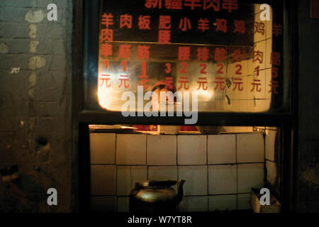 Restaurant Fenster mit Chef durch suchen. Stockfoto