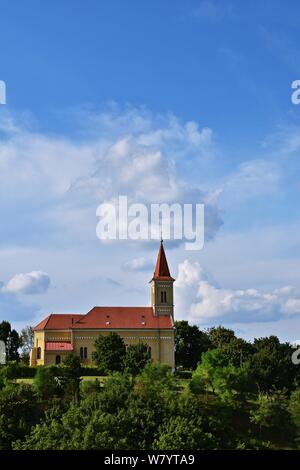 Hl. Ladislaus Kirche in Veszprem, Ungarn vom Viadukt Stockfoto