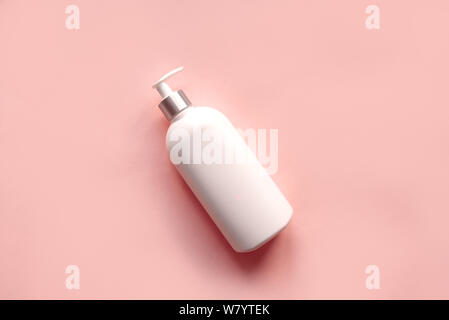 Weiß Dispenser auf rosa Hintergrund, Ansicht von oben, kopieren. Leere Flasche aus Kunststoff Pumpe für Shampoo und Creme oder Seife, Hautpflege Konzept. Stockfoto