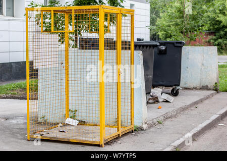 Eisen Gitter für Kunststoff Abfällen zur Verwertung und Mülltonnen für feste Siedlungsabfälle in der Stadt. Stockfoto