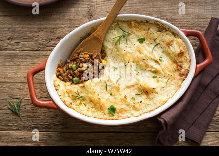 Shepherd's Pie mit Hackfleisch, Kartoffeln und Käse auf Holz- Hintergrund, Ansicht von oben, kopieren. Traditionelle hausgemachte Kasserolle - Shepherds Pie. Stockfoto