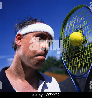 Mann mit dem Tennisspielen Stockfoto