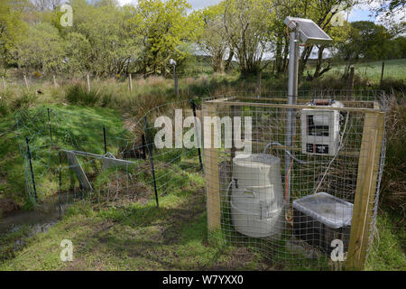 V-dam Messstation Überwachung Wasserfluss und Qualität über eine Reihe von Dämmen durch Eurasischen Biber (Castor Fiber) in großen Gehäuse eingebaut, Devon Biber Projekt, Devon Wildlife Trust, Devon, UK, Mai. Stockfoto