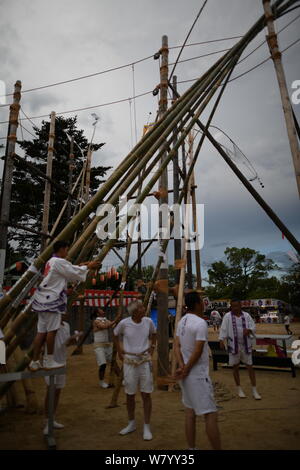 SHIMONOSEKI, Japan - 07 AUGUST: Teilnehmer Vorbereiten einer langen Bambusstangen während der jährlichen Suhoutei Festival in der Iminomiya Schrein am 7. August 2019, in Chofu Shimonoseki, Yamaguchi Präfektur, Japan. Das festival stammt aus dem 2. Jahrhundert, Jahr für Jahr die Menschen vor Ort im Heiligtum compound versammeln sich um einen riesigen Stein mit sehr hohen Bambus Labrums an Ihren Körper während des Spielens durch den Klängen von Gongs und Taiko Trommeln zu gehen. Quelle: Lba Co.Ltd./Alamy leben Nachrichten Stockfoto