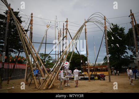 SHIMONOSEKI, Japan - 07 AUGUST: Teilnehmer Vorbereiten einer langen Bambusstangen während der jährlichen Suhoutei Festival in der Iminomiya Schrein am 7. August 2019, in Chofu Shimonoseki, Yamaguchi Präfektur, Japan. Das festival stammt aus dem 2. Jahrhundert, Jahr für Jahr die Menschen vor Ort im Heiligtum compound versammeln sich um einen riesigen Stein mit sehr hohen Bambus Labrums an Ihren Körper während des Spielens durch den Klängen von Gongs und Taiko Trommeln zu gehen. Quelle: Lba Co.Ltd./Alamy leben Nachrichten Stockfoto