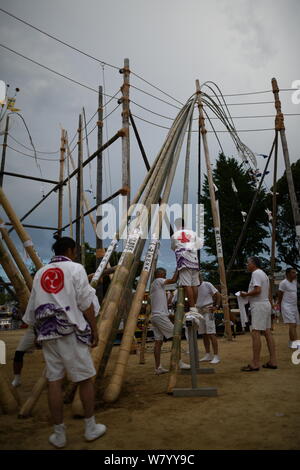 SHIMONOSEKI, Japan - 07 AUGUST: Teilnehmer Vorbereiten einer langen Bambusstangen während der jährlichen Suhoutei Festival in der Iminomiya Schrein am 7. August 2019, in Chofu Shimonoseki, Yamaguchi Präfektur, Japan. Das festival stammt aus dem 2. Jahrhundert, Jahr für Jahr die Menschen vor Ort im Heiligtum compound versammeln sich um einen riesigen Stein mit sehr hohen Bambus Labrums an Ihren Körper während des Spielens durch den Klängen von Gongs und Taiko Trommeln zu gehen. Quelle: Lba Co.Ltd./Alamy leben Nachrichten Stockfoto