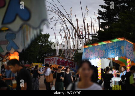 SHIMONOSEKI, Japan - 07 AUGUST: Lange bambusstangen von mehr als 20 m mit beigefügten Banner sind während der jährlichen Suhoutei Iminomiya Festival im Heiligtum gesehen Am 7. August 2019, in Chofu Shimonoseki, Yamaguchi Präfektur, Japan. Das festival stammt aus dem 2. Jahrhundert, Jahr für Jahr die Menschen vor Ort im Heiligtum compound versammeln sich um einen riesigen Stein mit sehr hohen Bambus Labrums an Ihren Körper während des Spielens durch den Klängen von Gongs und Taiko Trommeln zu gehen. Quelle: Lba Co.Ltd./Alamy leben Nachrichten Stockfoto