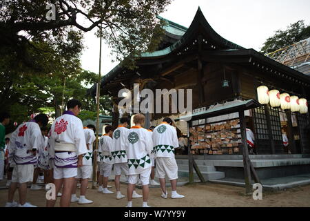 SHIMONOSEKI, Japan - 07 AUGUST: Teilnehmer nehmen Teil während der jährlichen Suhoutei Festival in der Iminomiya Schrein am 7. August 2019, in Chofu Shimonoseki, Yamaguchi Präfektur, Japan. Das festival stammt aus dem 2. Jahrhundert, Jahr für Jahr die Menschen vor Ort im Heiligtum compound versammeln sich um einen riesigen Stein mit sehr hohen Bambus Labrums an Ihren Körper während des Spielens durch den Klängen von Gongs und Taiko Trommeln zu gehen. Iminomiya Jinja Gastgeber dieses einzigartige Festival Suhoutei Festival, die Präfektur Yamaguchi als immaterielle Kulturgut bezeichnet wurde. Quelle: Lba Co.Ltd./Alamy leben Nachrichten Stockfoto