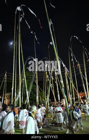 SHIMONOSEKI, Japan - 07 AUGUST: Teilnehmer nehmen Teil während der jährlichen Suhoutei Festival in der Iminomiya Schrein am 7. August 2019, in Chofu Shimonoseki, Yamaguchi Präfektur, Japan. Das festival stammt aus dem 2. Jahrhundert, Jahr für Jahr die Menschen vor Ort im Heiligtum compound versammeln sich um einen riesigen Stein mit sehr hohen Bambus Labrums an Ihren Körper während des Spielens durch den Klängen von Gongs und Taiko Trommeln zu gehen. Iminomiya Jinja Gastgeber dieses einzigartige Festival Suhoutei Festival, die Präfektur Yamaguchi als immaterielle Kulturgut bezeichnet wurde. Quelle: Lba Co.Ltd./Alamy leben Nachrichten Stockfoto