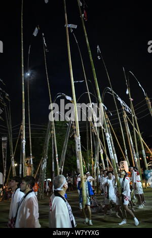 SHIMONOSEKI, Japan - 07 AUGUST: Teilnehmer nehmen Teil während der jährlichen Suhoutei Festival in der Iminomiya Schrein am 7. August 2019, in Chofu Shimonoseki, Yamaguchi Präfektur, Japan. Das festival stammt aus dem 2. Jahrhundert, Jahr für Jahr die Menschen vor Ort im Heiligtum compound versammeln sich um einen riesigen Stein mit sehr hohen Bambus Labrums an Ihren Körper während des Spielens durch den Klängen von Gongs und Taiko Trommeln zu gehen. Iminomiya Jinja Gastgeber dieses einzigartige Festival Suhoutei Festival, die Präfektur Yamaguchi als immaterielle Kulturgut bezeichnet wurde. Quelle: Lba Co.Ltd./Alamy leben Nachrichten Stockfoto