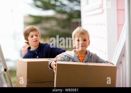 Junge Kisten mit seinem Bruder in einem Haus. Stockfoto