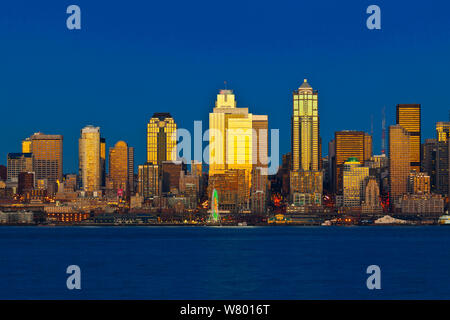 Sonnenuntergang reflektierte Wolkenkratzer, über von Elliott Bay, West Seattle, Washington, USA gesehen. Dezember 2014. Stockfoto