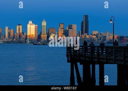 Sonnenuntergang die reflektierenden Wolkenkratzer, gesehen aus ganz Elliott Bay, West Seattle, Washington, USA. Dezember 2014. Stockfoto