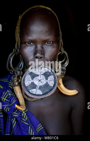 Frau mit Lippe Platte, das bedeutet, sie ist eine verheiratete Frau, Mursi Stamm, Mago National Park. Äthiopien, November 2014 Stockfoto