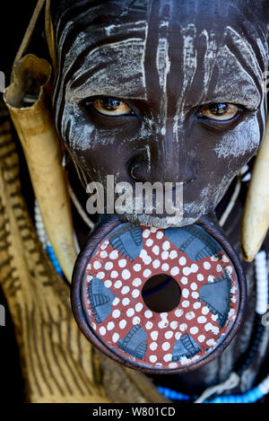 Frau mit Lippe Platte, das bedeutet, sie ist eine verheiratete Frau, Mursi Stamm, Mago National Park. Äthiopien, November 2014 Stockfoto