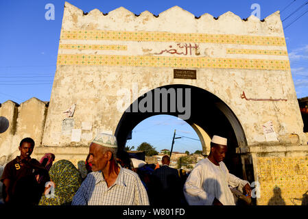 Viel befahrenen Straße Szene mit Torbogen in Harar, eine wichtige heilige Stadt in der islamischen Glaubens, UNESCO-Weltkulturerbe. Äthiopien, November 2014 Stockfoto