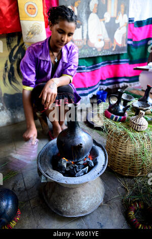 Frau, die Zubereitung von traditionellen äthiopischen Kaffee. Lalibela. Äthiopien, Dezember 2014. Stockfoto