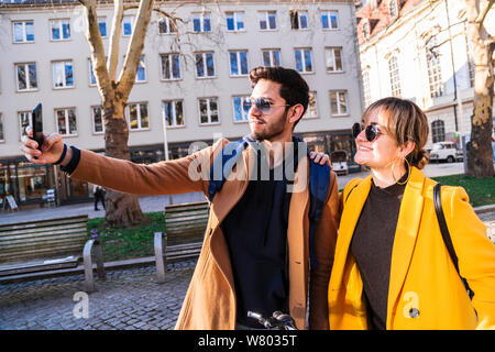 Interracial junge Paar nimmt selfie am Datum Stockfoto