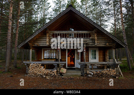Blockhaus in den herbstlichen Wald, Lapponia, Finnland, Juni 2015. Stockfoto