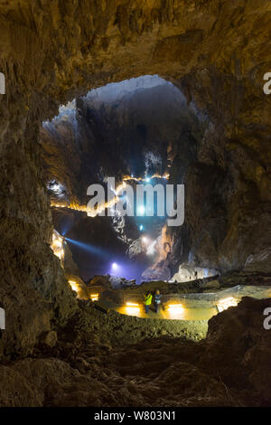 Touristen auf der Suche nach unten auf unterirdische Stream von beleuchteten Weg Höhlen Skocjan, grünen Karst, Slowenien, Oktober 2014. Stockfoto