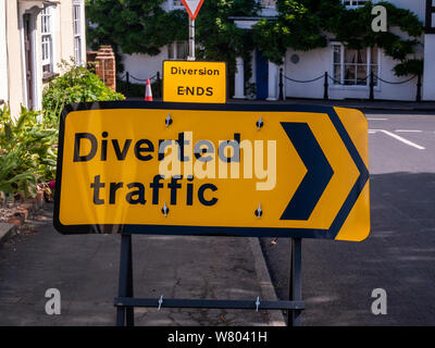 Great Bardfield Brücke Schließung. Die alte Brücke im Great Bardfield über den Fluss Pant ist für Reparaturen, Umleitungen und Parkplatz Beschränkungen geschlossen. Stockfoto