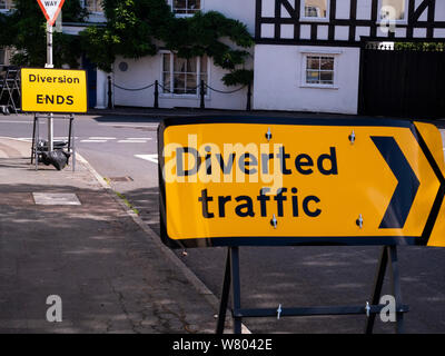 Great Bardfield Brücke Schließung. Die alte Brücke im Great Bardfield über den Fluss Pant ist für Reparaturen, Umleitungen und Parkplatz Beschränkungen geschlossen. Stockfoto