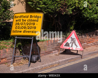 Great Bardfield Brücke Schließung. Die alte Brücke im Great Bardfield über den Fluss Pant ist für Reparaturen, Umleitungen und Parkplatz Beschränkungen geschlossen. Stockfoto