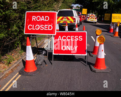 Great Bardfield Brücke Schließung. Die alte Brücke im Great Bardfield über den Fluss Pant ist für Reparaturen, Umleitungen und Parkplatz Beschränkungen geschlossen. Stockfoto