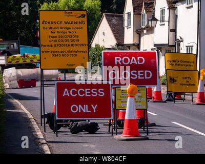 Great Bardfield Brücke Schließung. Die alte Brücke im Great Bardfield über den Fluss Pant ist für Reparaturen, Umleitungen und Parkplatz Beschränkungen geschlossen. Stockfoto