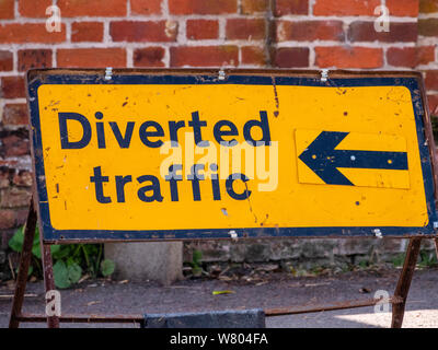 Great Bardfield Brücke Schließung. Die alte Brücke im Great Bardfield über den Fluss Pant ist für Reparaturen, Umleitungen und Parkplatz Beschränkungen geschlossen. Stockfoto